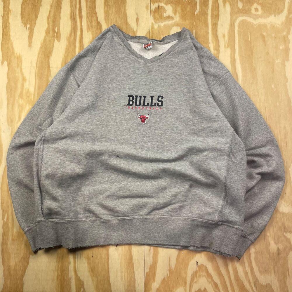 Vintage 90s Nike Chicago Bulls V-Neck Sweatshirt – Grey – Men’s XXL